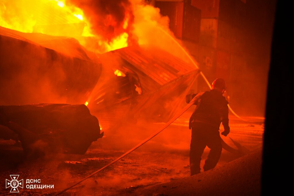 Нічна атака на Одещину: рятувальники ліквідували масштабну пожежу в порту
