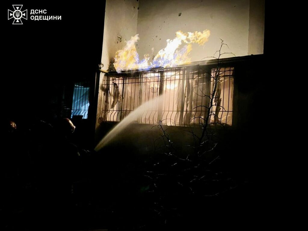 Нічна атака на Одещину: рятувальники ліквідували масштабну пожежу в порту
