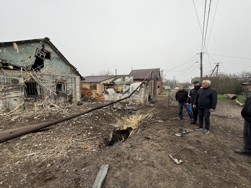 Наслідки атаки на Чорноморськ: пошкоджені будинки та автомобілі
