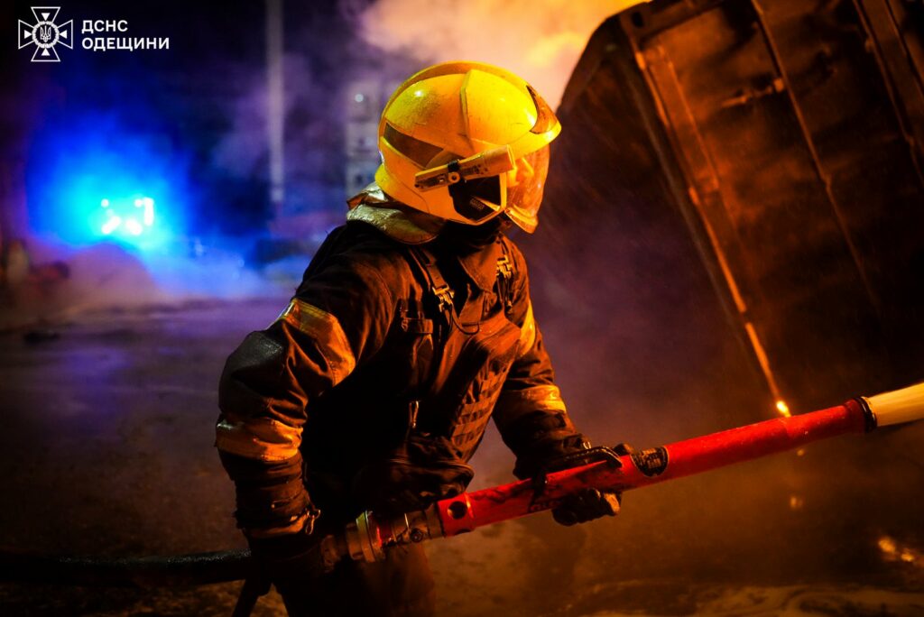 Нічна атака на Одещину: рятувальники ліквідували масштабну пожежу в порту