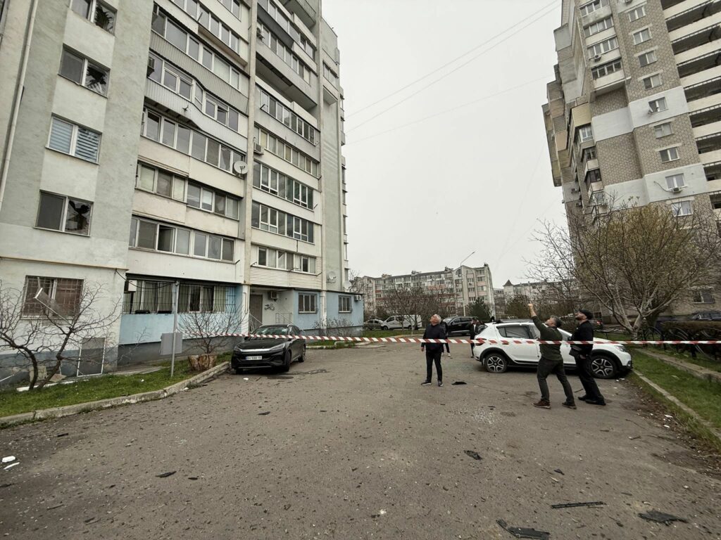 Наслідки атаки на Чорноморськ: пошкоджені будинки та автомобілі