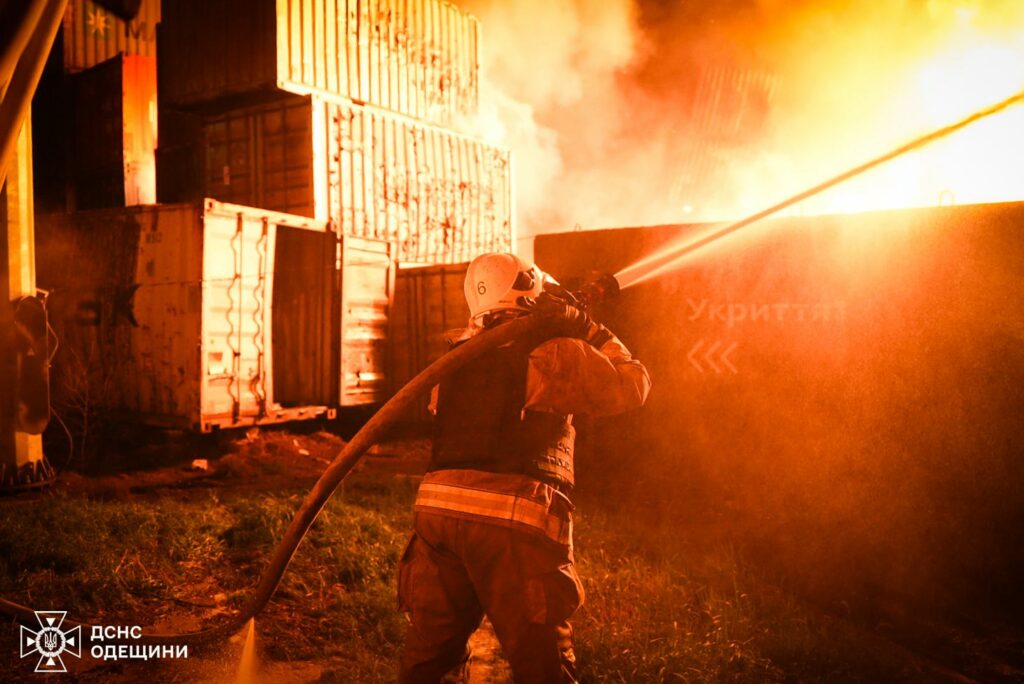Нічна атака на Одещину: рятувальники ліквідували масштабну пожежу в порту
