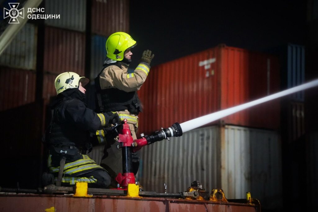 Нічна атака на Одещину: рятувальники ліквідували масштабну пожежу в порту
