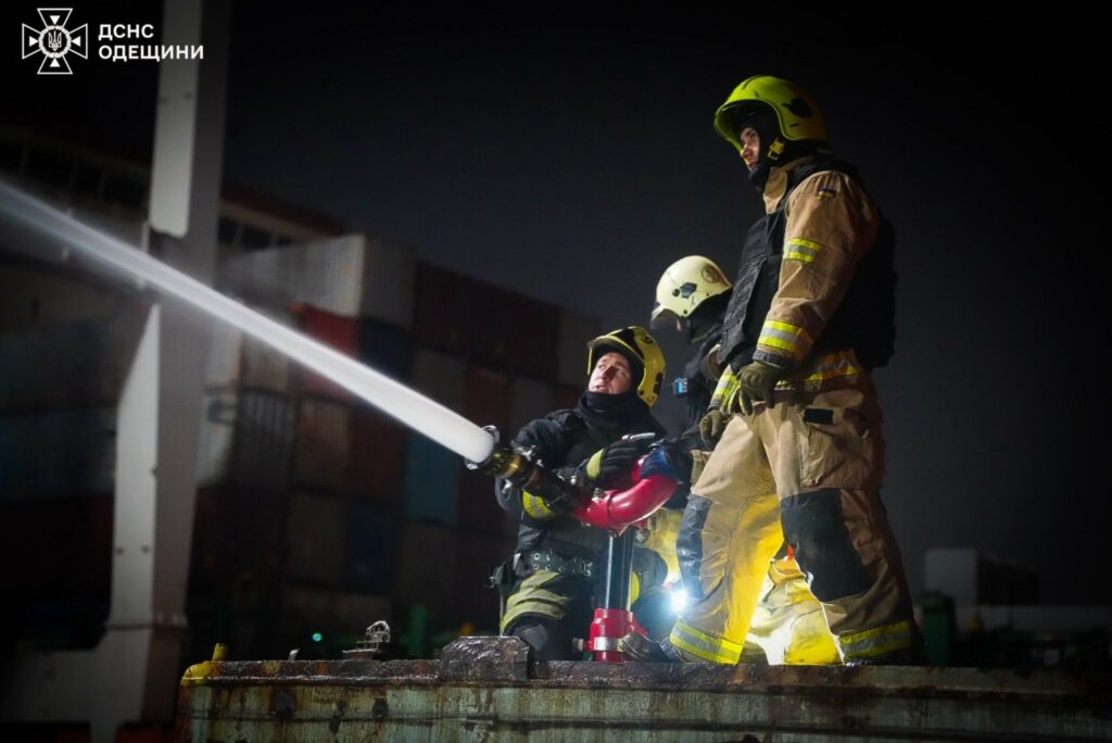 Нічна атака на Одещину: рятувальники ліквідували масштабну пожежу в порту