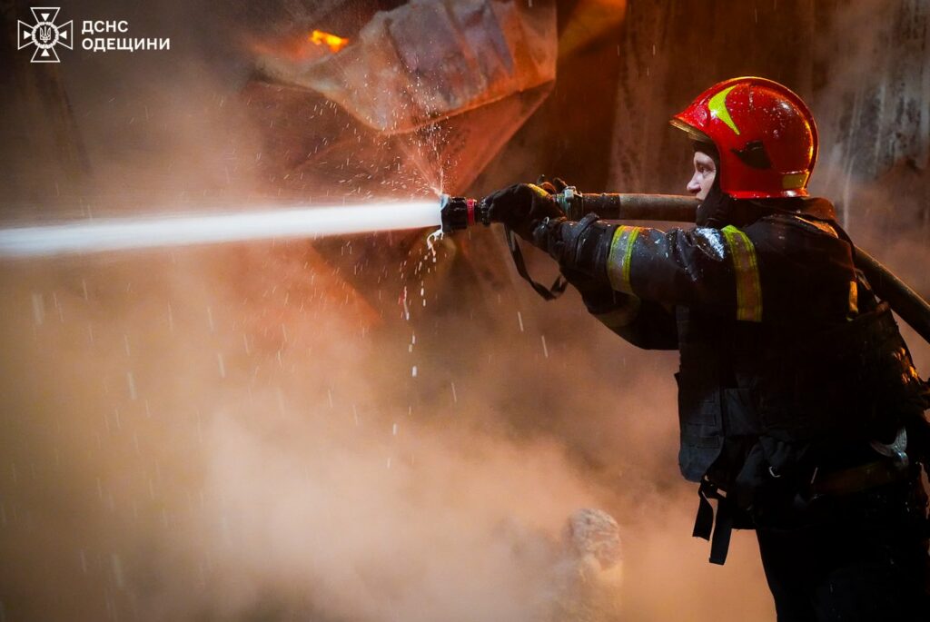 Нічна атака на Одещину: рятувальники ліквідували масштабну пожежу в порту