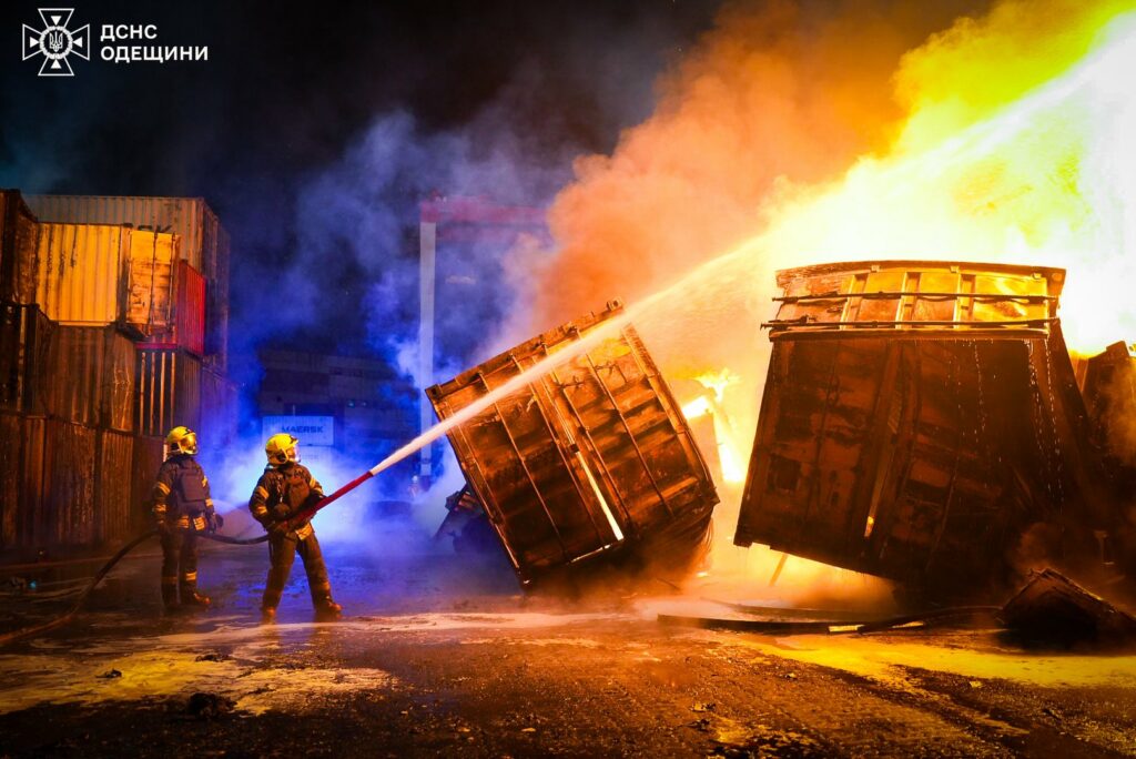 Нічна атака на Одещину: рятувальники ліквідували масштабну пожежу в порту
