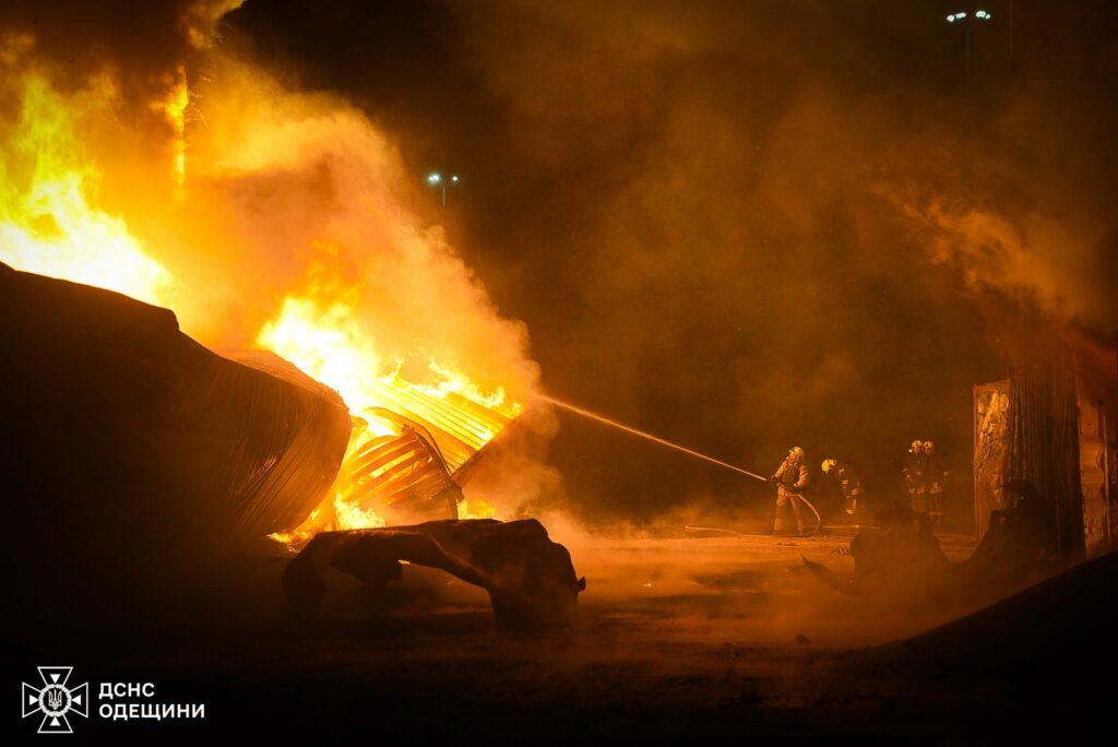 Нічна атака на Одещину: рятувальники ліквідували масштабну пожежу в порту