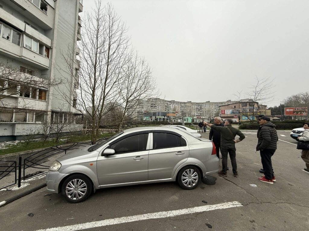 Наслідки атаки на Чорноморськ: пошкоджені будинки та автомобілі