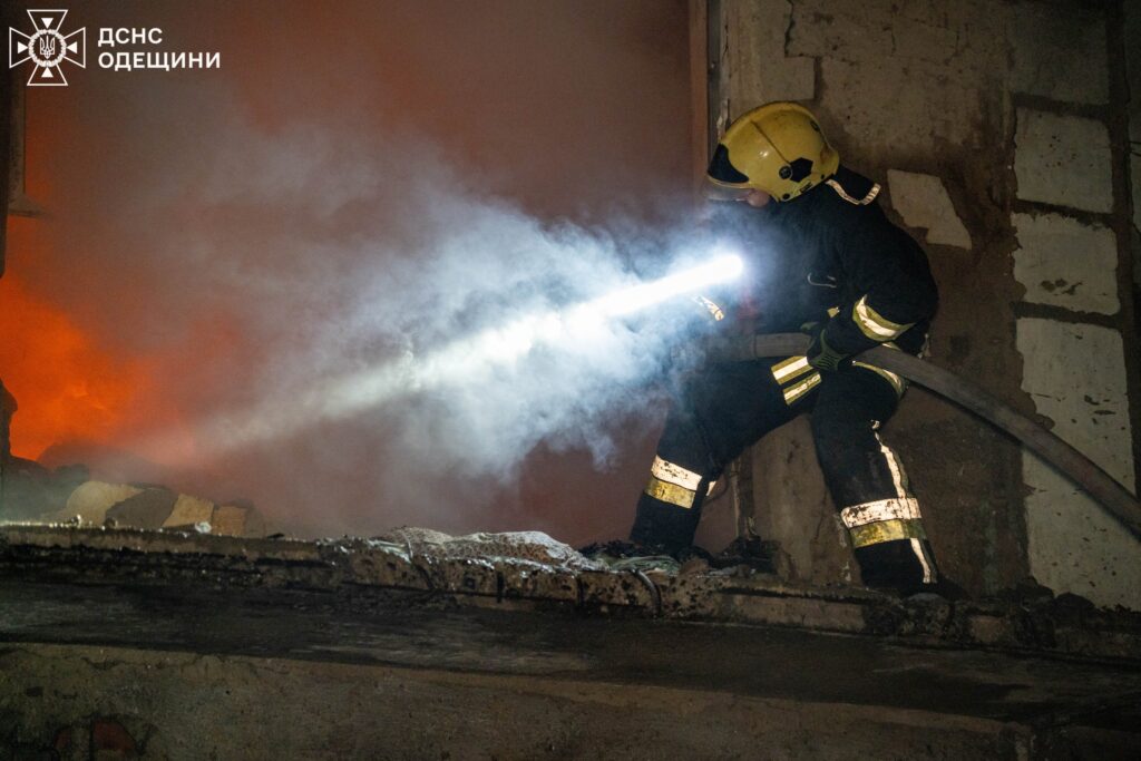 В Одесі під час нічної атаки постраждала пʼятиповерхівка: в ДСНС показали фото ліквідації наслідків