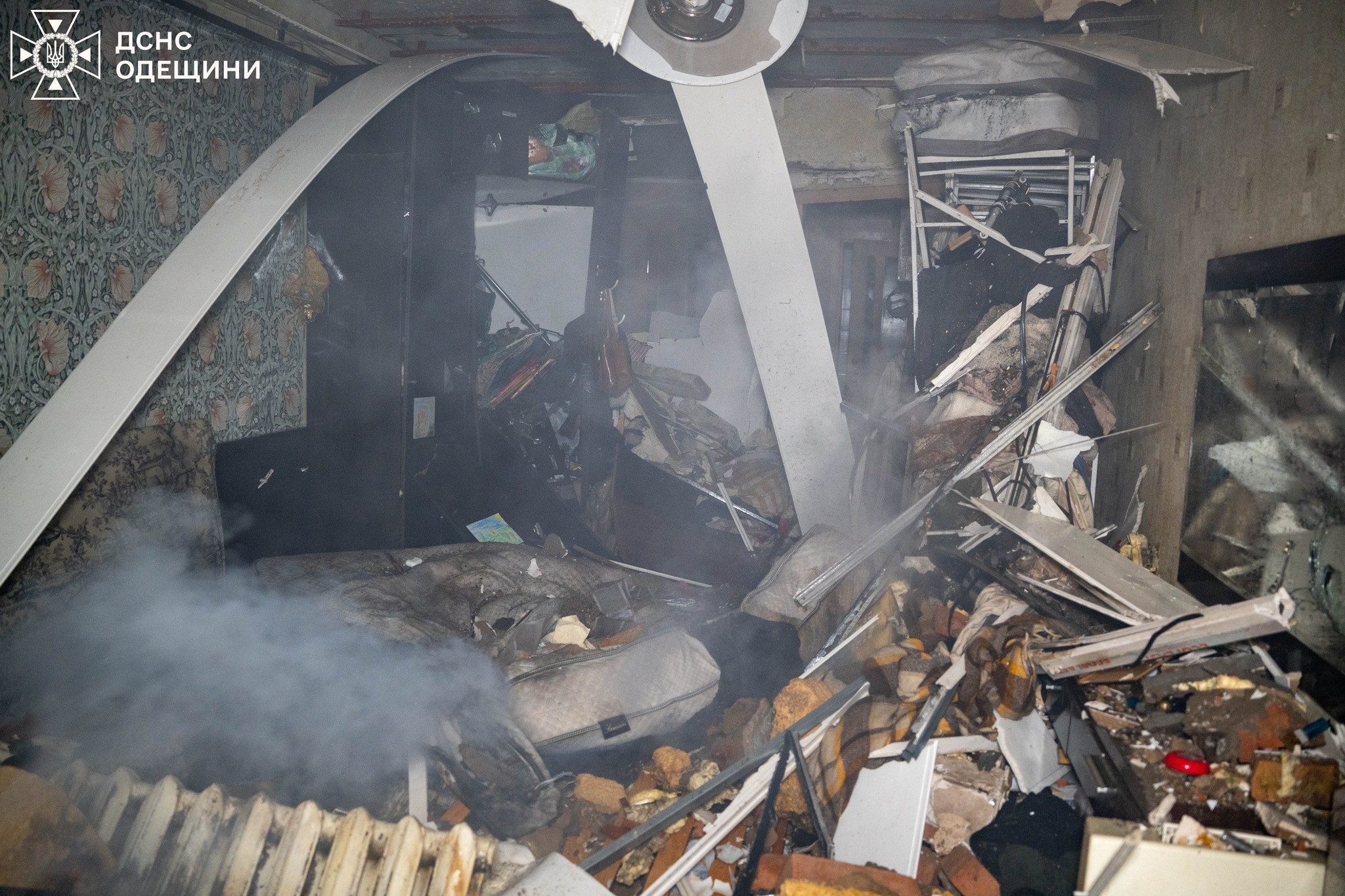В Одесі під час нічної атаки постраждала пʼятиповерхівка: в ДСНС показали фото ліквідації наслідків