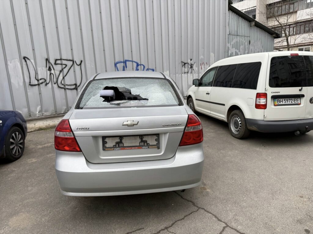 Наслідки атаки на Чорноморськ: пошкоджені будинки та автомобілі