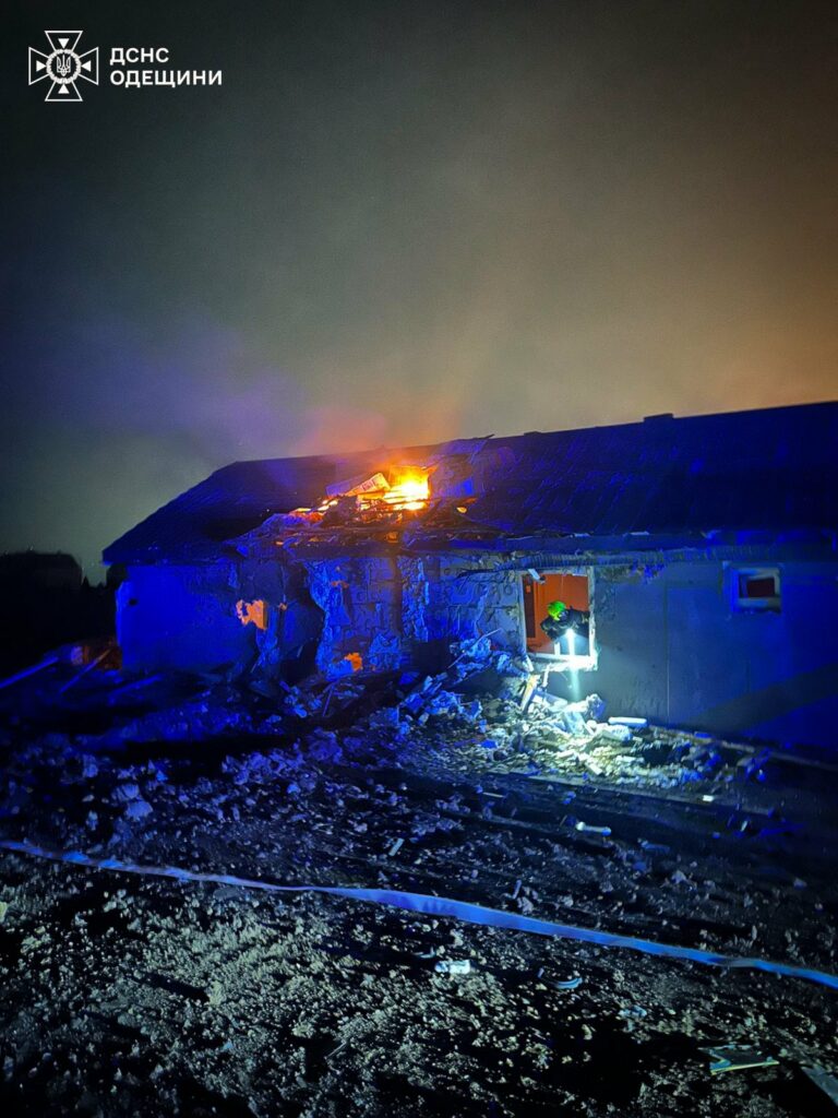 Нічна атака на Одещину: рятувальники ліквідували масштабну пожежу в порту