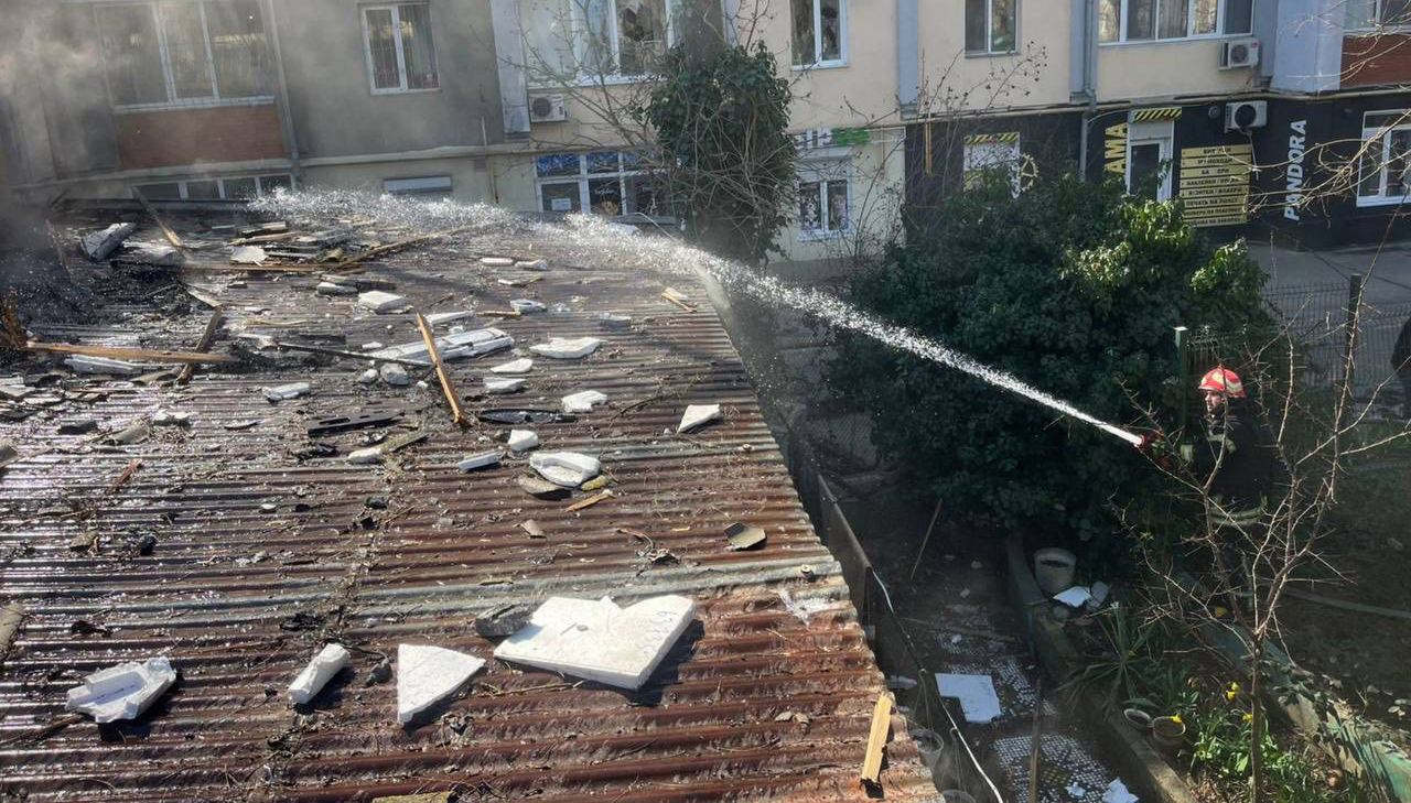 В Черноморске днем вражеская атака повредила жилой дом