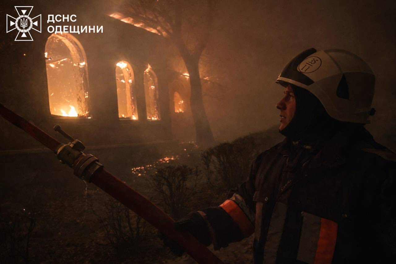 У Болградському районі на території ліцею гасили масштабну пожежу (фото)