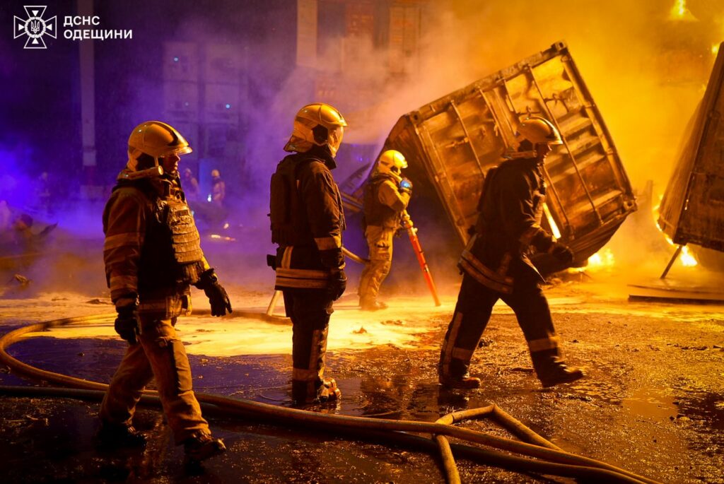 Нічна атака на Одещину: рятувальники ліквідували масштабну пожежу в порту