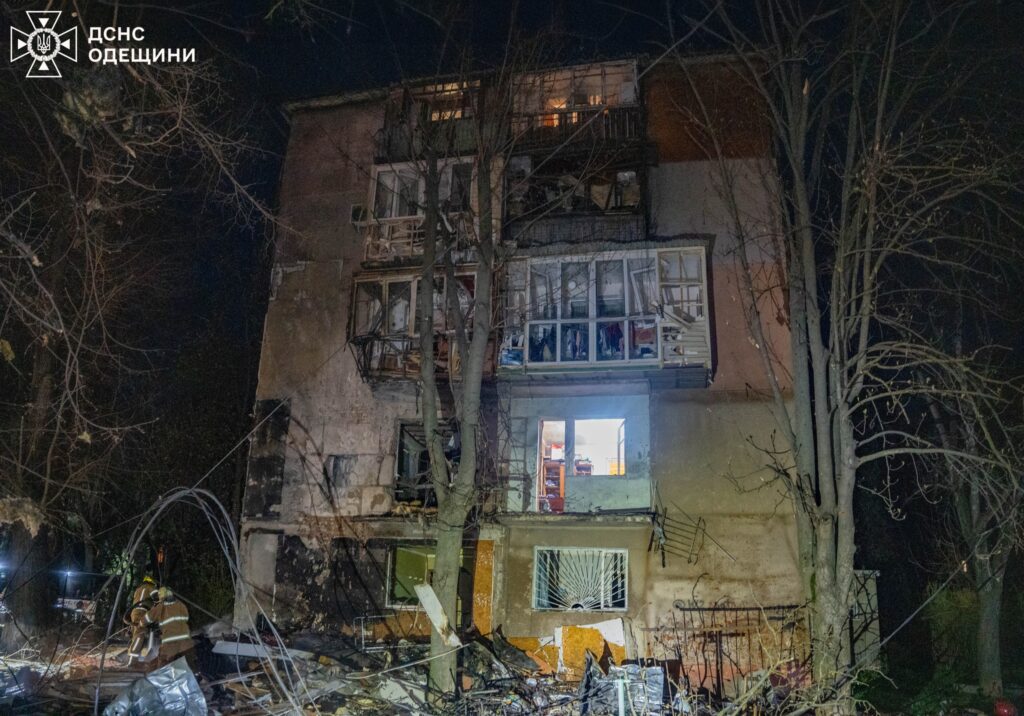 В Одесі під час нічної атаки постраждала пʼятиповерхівка: в ДСНС показали фото ліквідації наслідків