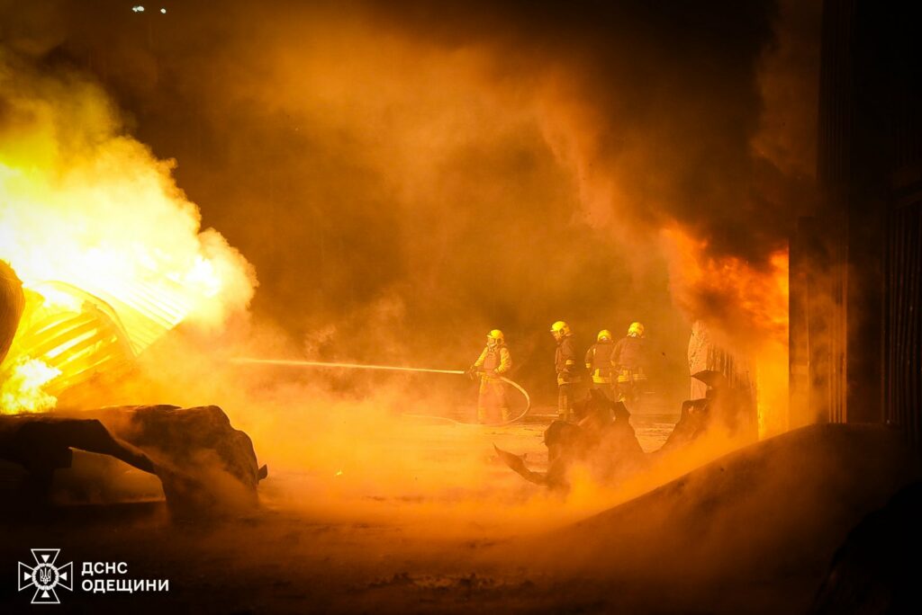Нічна атака на Одещину: рятувальники ліквідували масштабну пожежу в порту