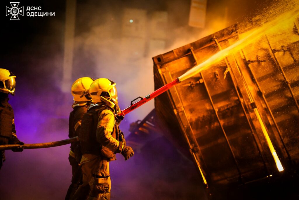 Нічна атака на Одещину: рятувальники ліквідували масштабну пожежу в порту