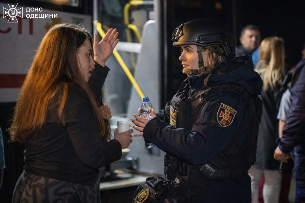 В Одесі під час нічної атаки постраждала пʼятиповерхівка: в ДСНС показали фото ліквідації наслідків