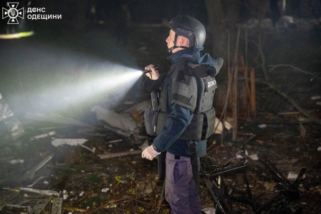 В Одесі під час нічної атаки постраждала пʼятиповерхівка: в ДСНС показали фото ліквідації наслідків