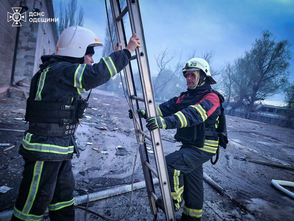 Ворожа атака на Одещину: рятувальники ліквідували пожежі в порту та на складах