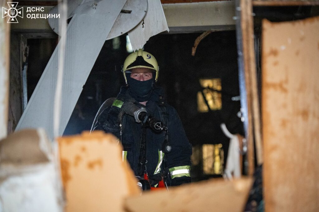 В Одесі під час нічної атаки постраждала пʼятиповерхівка: в ДСНС показали фото ліквідації наслідків
