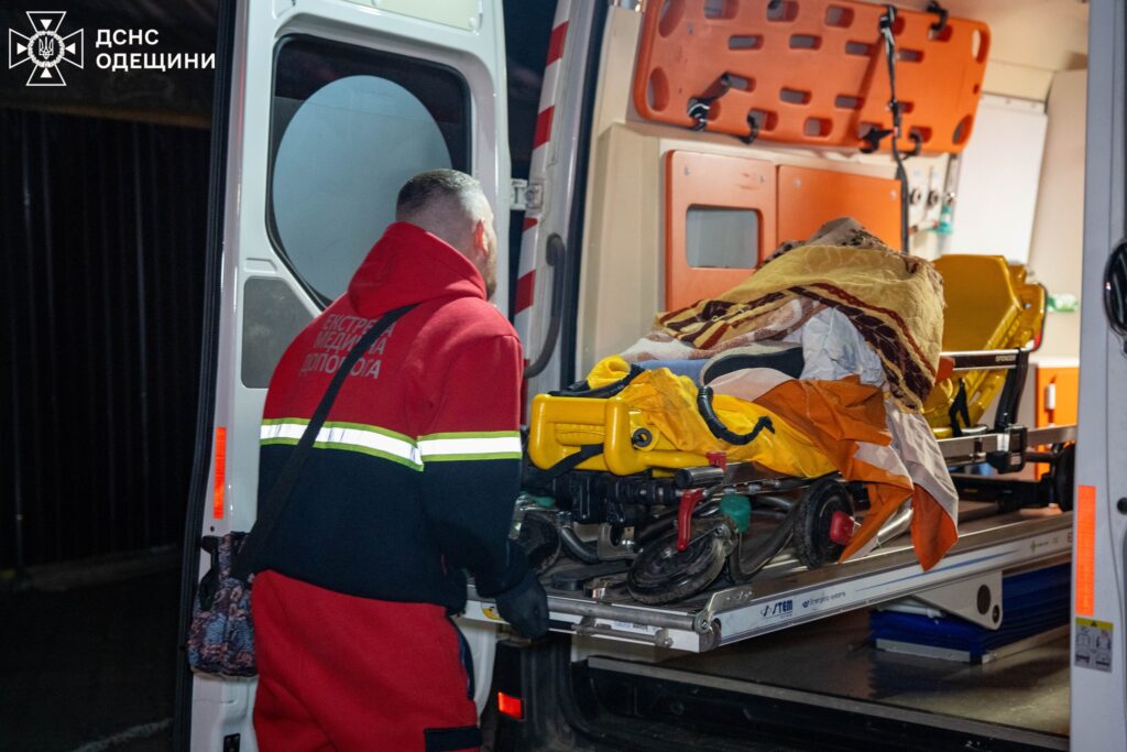 В Одесі під час нічної атаки постраждала пʼятиповерхівка: в ДСНС показали фото ліквідації наслідків