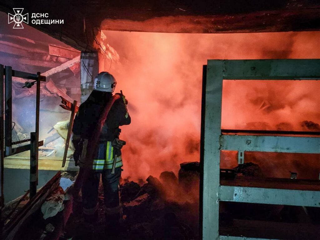 Ворожа атака на Одещину: рятувальники ліквідували пожежі в порту та на складах