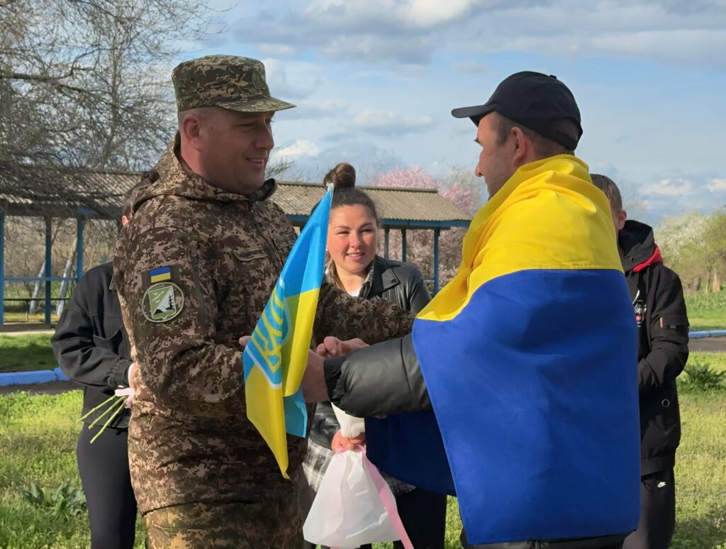 На Одещині зустріли звільненого з полону захисника Олексія Белінського
