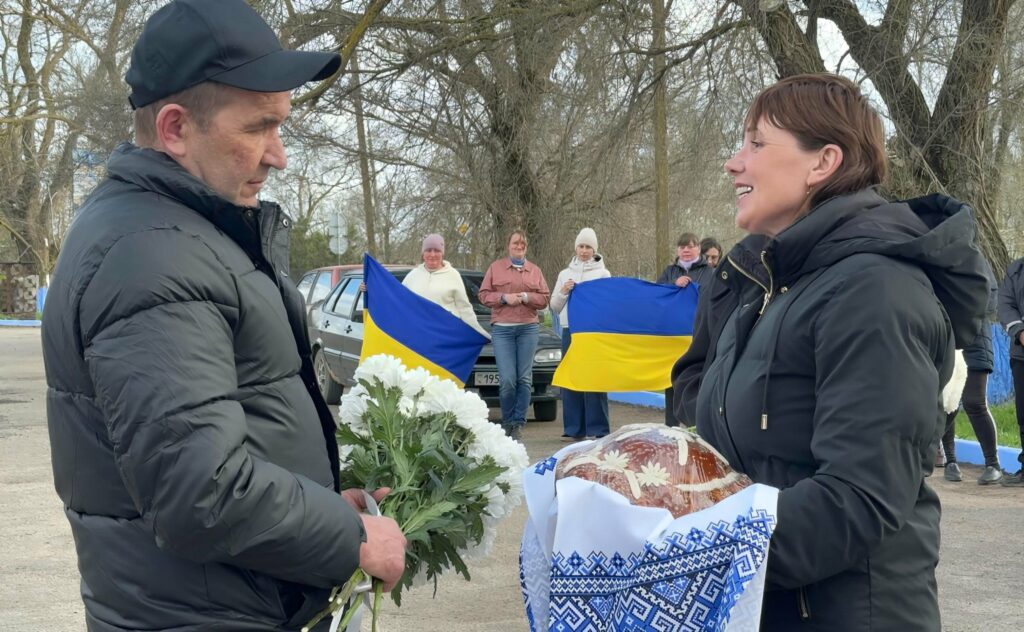 На Одещині зустріли звільненого з полону захисника Олексія Белінського В Одесской области встретили освобожденного из плена защитника Алексея Белинского