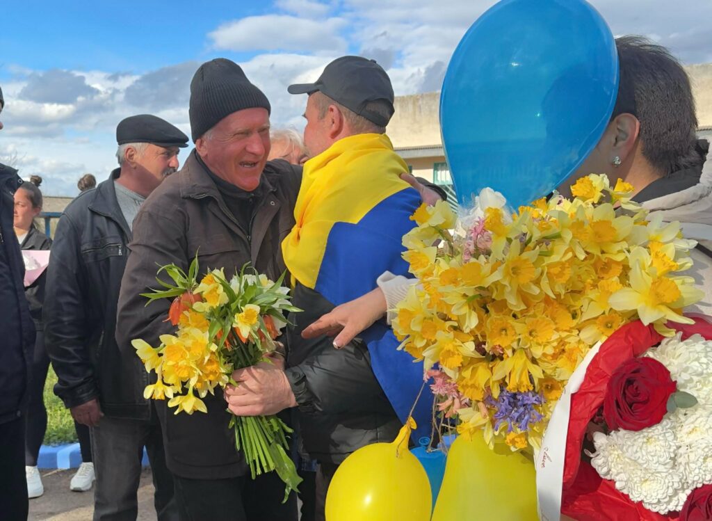 На Одещині зустріли звільненого з полону захисника Олексія Белінського В Одесской области встретили освобожденного из плена защитника Алексея Белинского