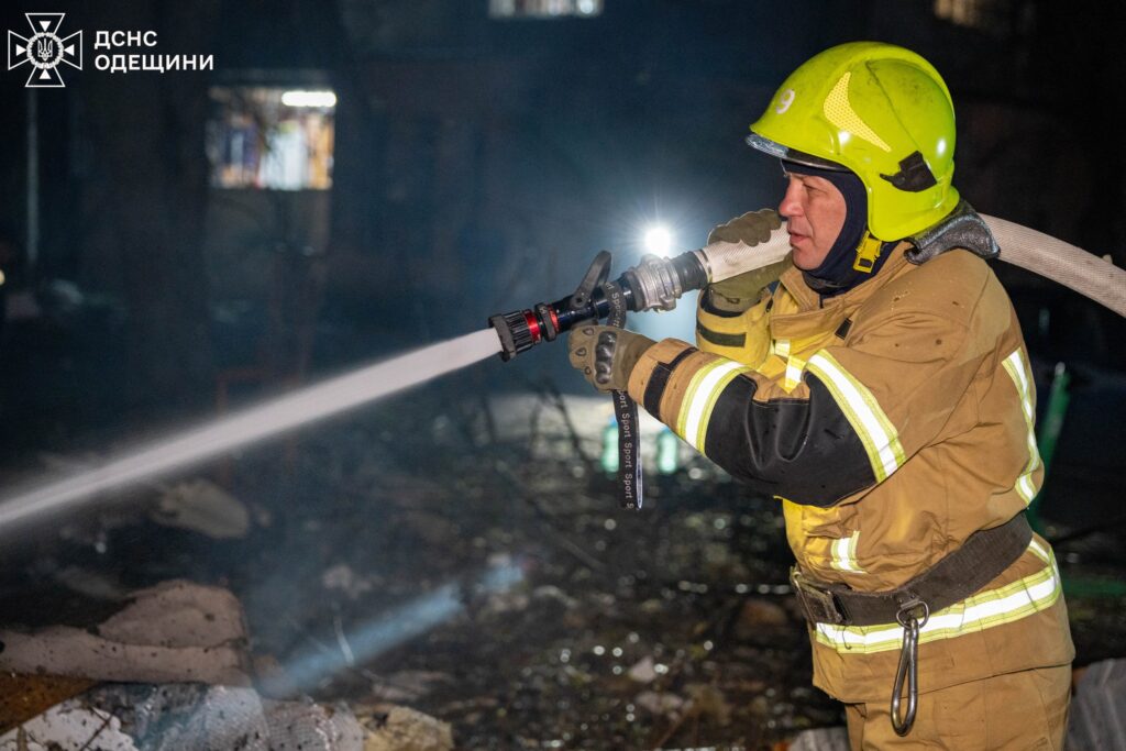 В Одесі під час нічної атаки постраждала пʼятиповерхівка: в ДСНС показали фото ліквідації наслідків