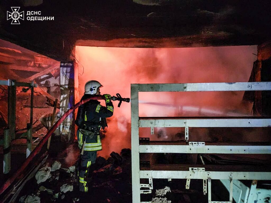 Ворожа атака на Одещину: рятувальники ліквідували пожежі в порту та на складах