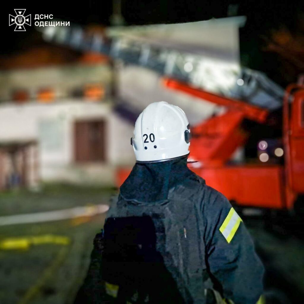 Ворожа атака на Одещину: рятувальники ліквідували пожежі в порту та на складах