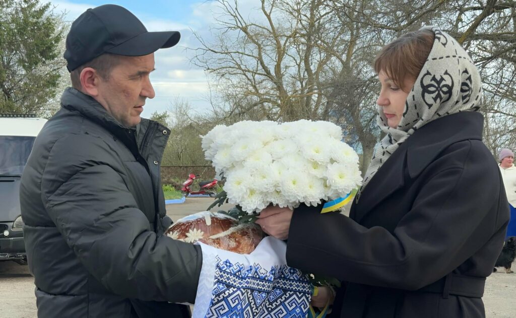 На Одещині зустріли звільненого з полону захисника Олексія Белінського В Одесской области встретили освобожденного из плена защитника Алексея Белинского