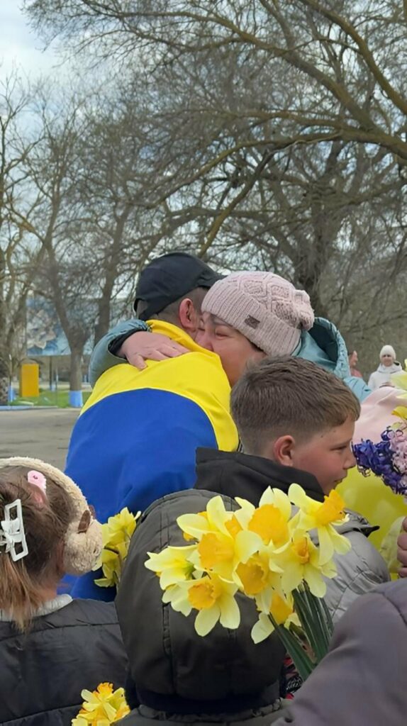 На Одещині зустріли звільненого з полону захисника Олексія Белінського В Одесской области встретили освобожденного из плена защитника Алексея Белинского