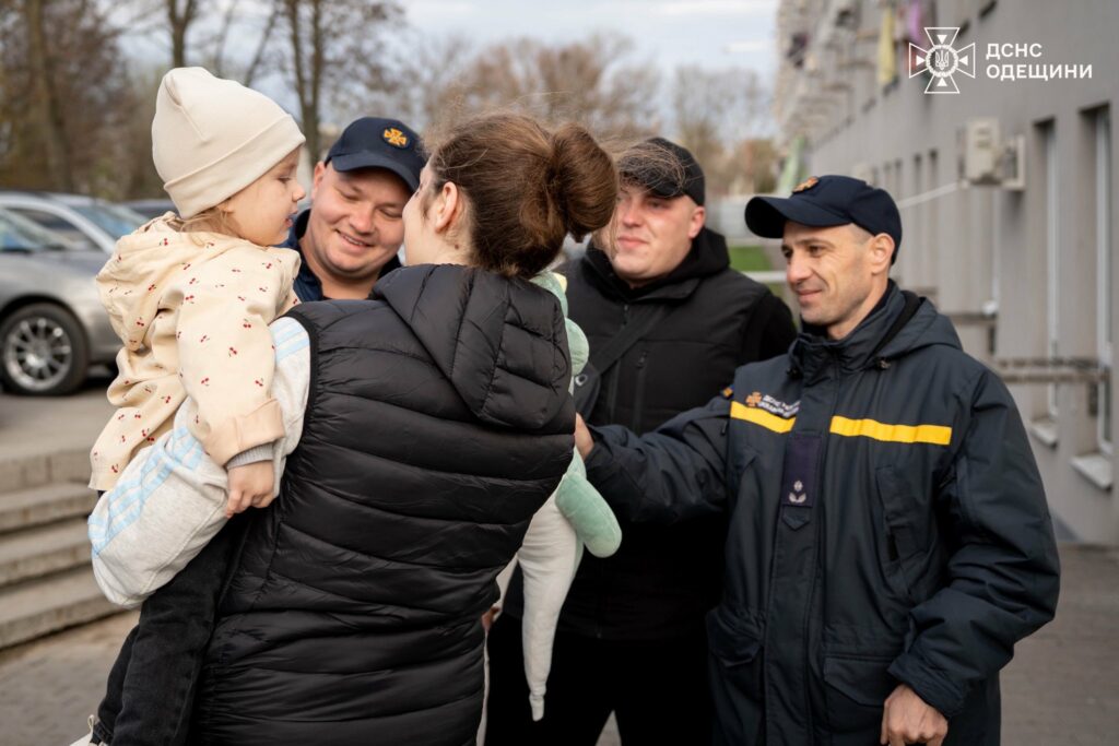 Одеські рятувальники провідали врятовану з-під завалів дворічну Кароліну