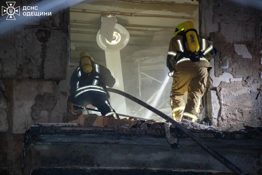 В Одесі під час нічної атаки постраждала пʼятиповерхівка: в ДСНС показали фото ліквідації наслідків
