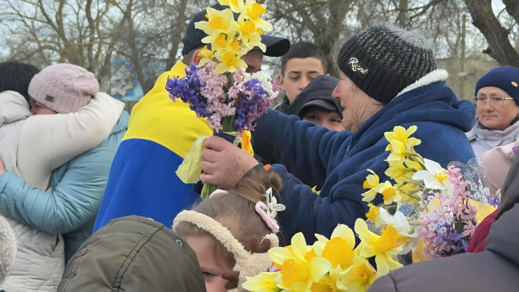 На Одещині зустріли звільненого з полону захисника Олексія Белінського В Одесской области встретили освобожденного из плена защитника Алексея Белинского
