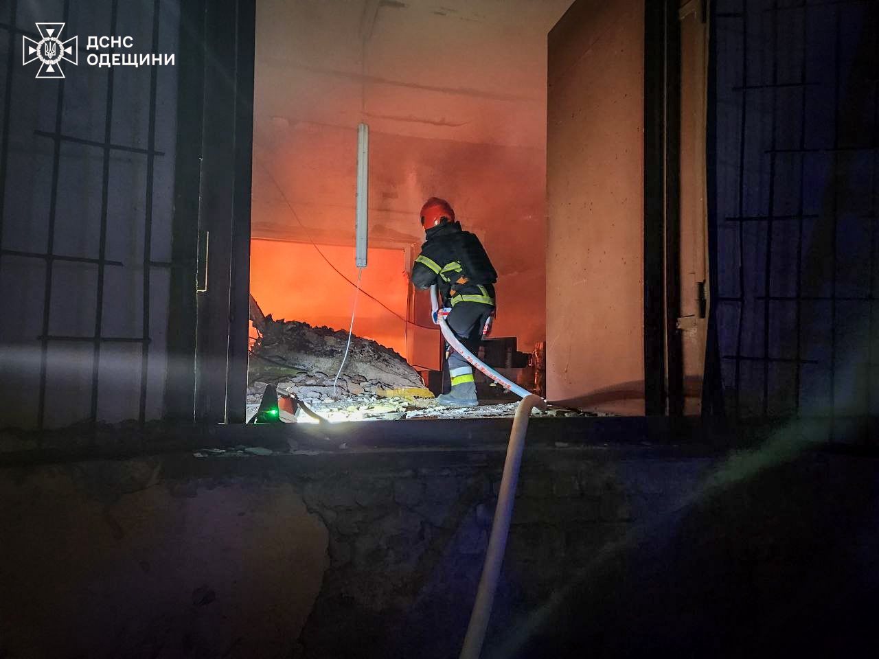 Ворожа атака на Одещину: рятувальники ліквідували пожежі в порту та на складах