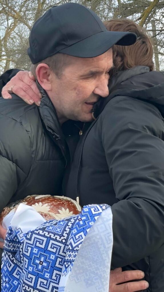 На Одещині зустріли звільненого з полону захисника Олексія Белінського В Одесской области встретили освобожденного из плена защитника Алексея Белинского