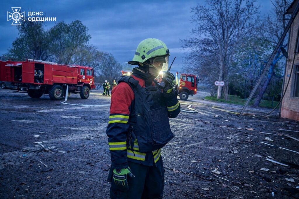 Ворожа атака на Одещину: рятувальники ліквідували пожежі в порту та на складах