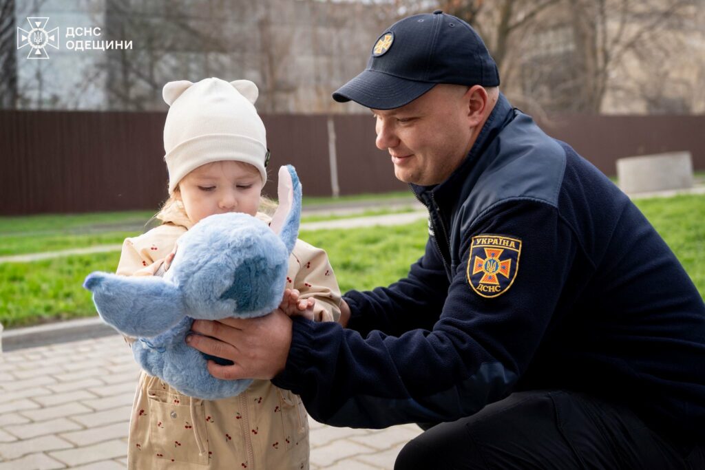 Одеські рятувальники провідали врятовану з-під завалів дворічну Кароліну