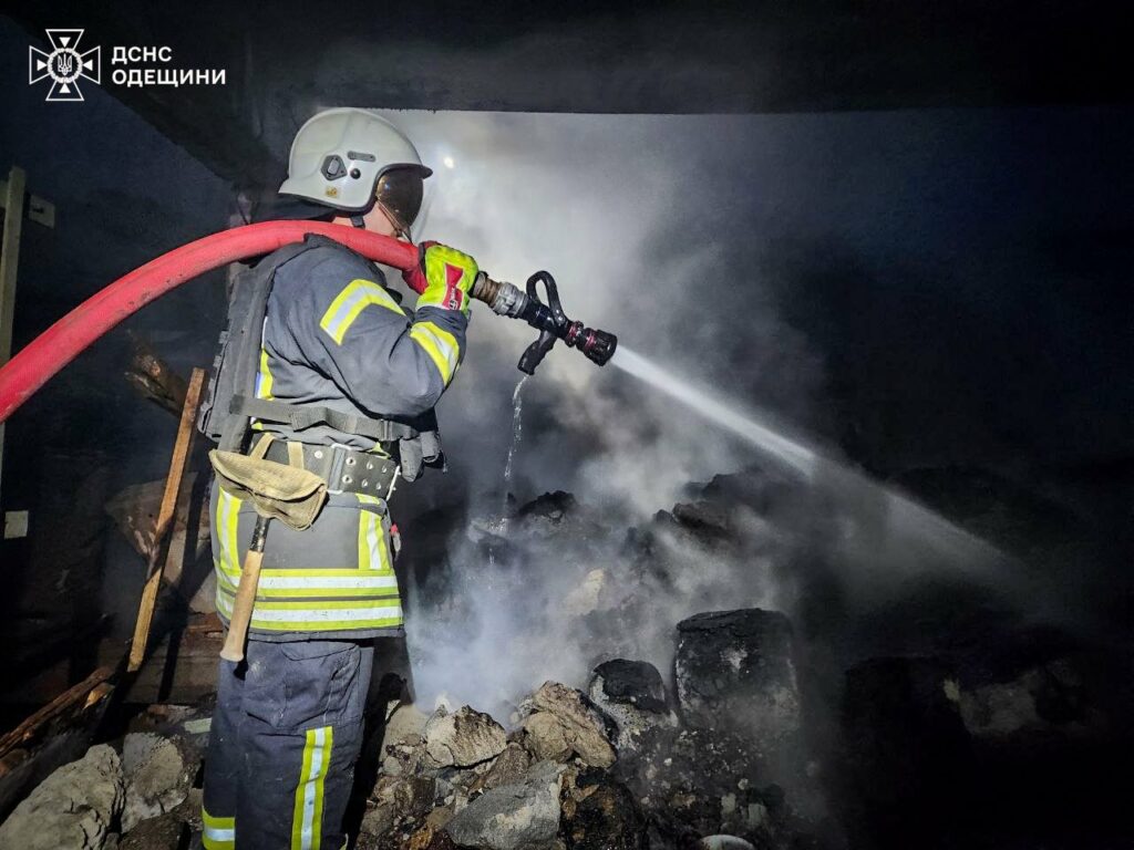 Ворожа атака на Одещину: рятувальники ліквідували пожежі в порту та на складах