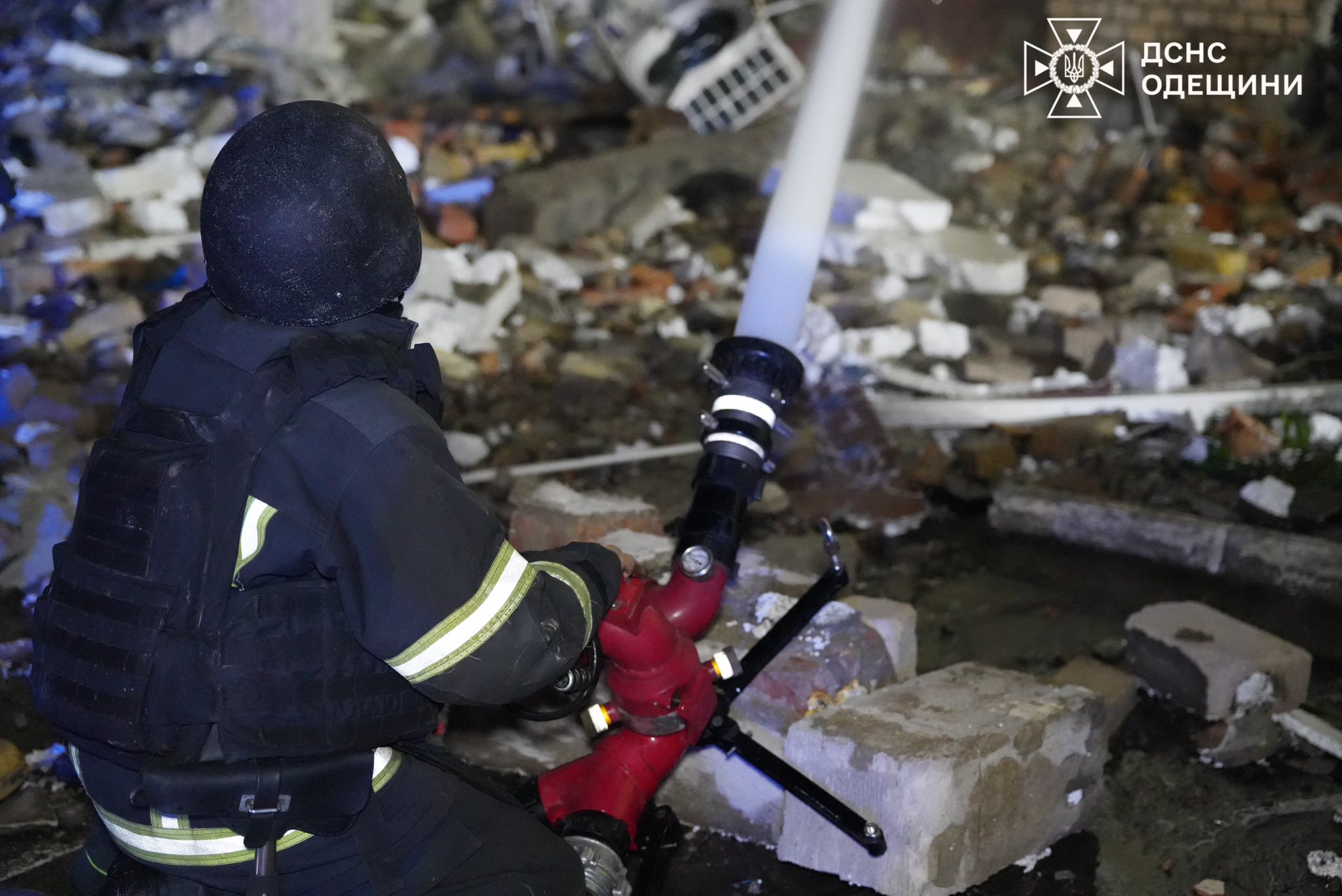 Внаслідок нічної атаки РФ по Одесі загинули троє людей, серед них дитина Внаслідок нічної атаки РФ по Одесі загинули троє людей, серед них дитина