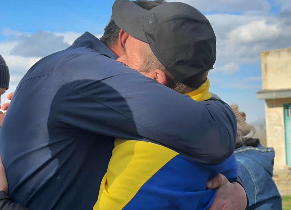 На Одещині зустріли звільненого з полону захисника Олексія Белінського В Одесской области встретили освобожденного из плена защитника Алексея Белинского
