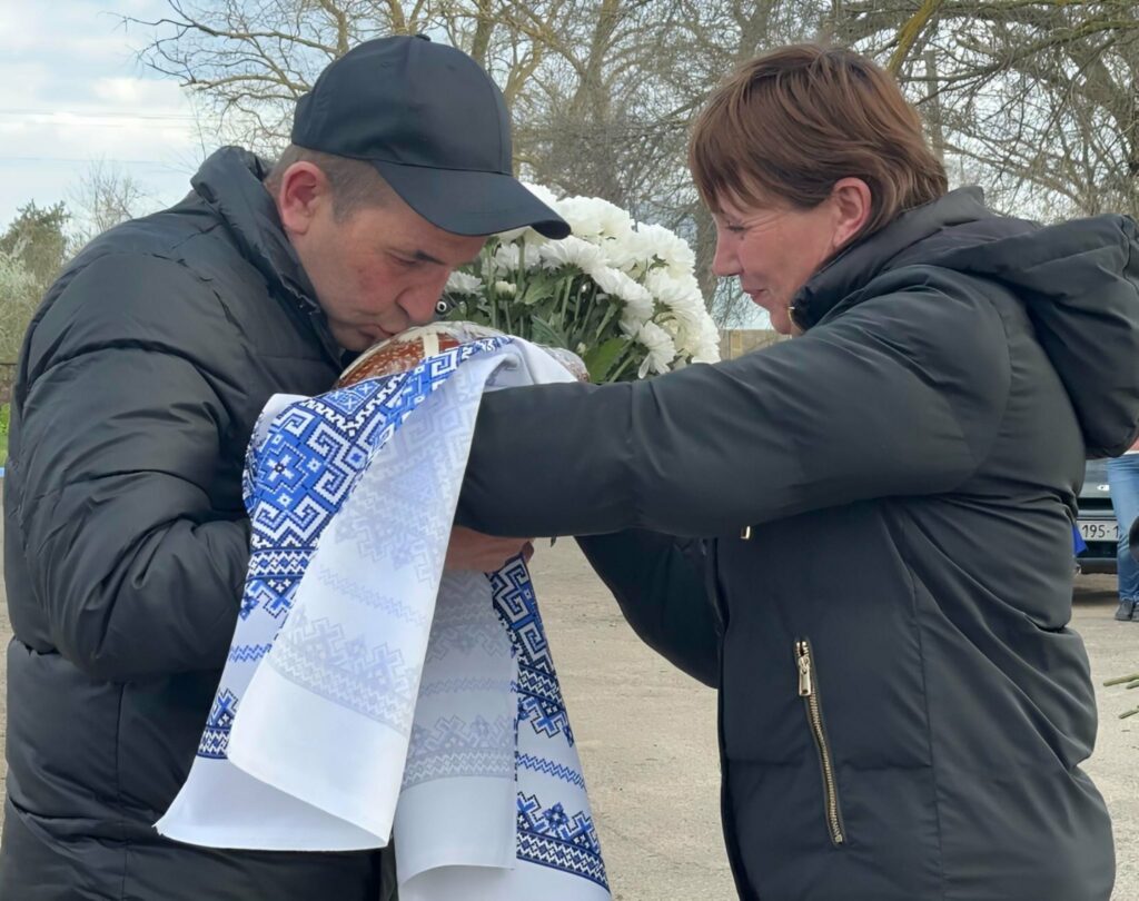 На Одещині зустріли звільненого з полону захисника Олексія Белінського В Одесской области встретили освобожденного из плена защитника Алексея Белинского
