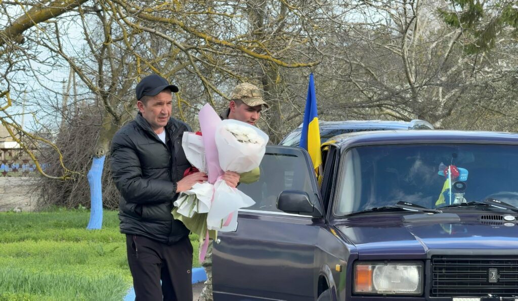 На Одещині зустріли звільненого з полону захисника Олексія Белінського В Одесской области встретили освобожденного из плена защитника Алексея Белинского
