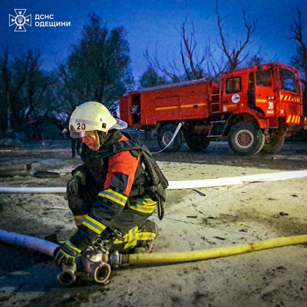 Ворожа атака на Одещину: рятувальники ліквідували пожежі в порту та на складах