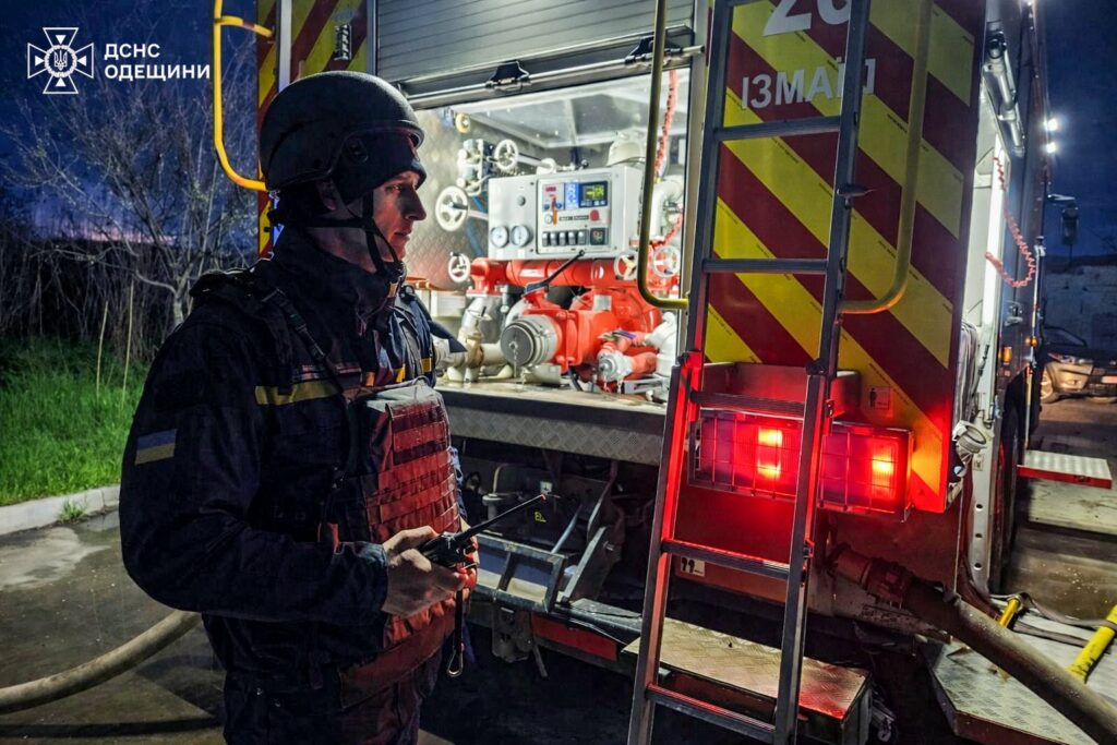Ворожа атака на Одещину: рятувальники ліквідували пожежі в порту та на складах